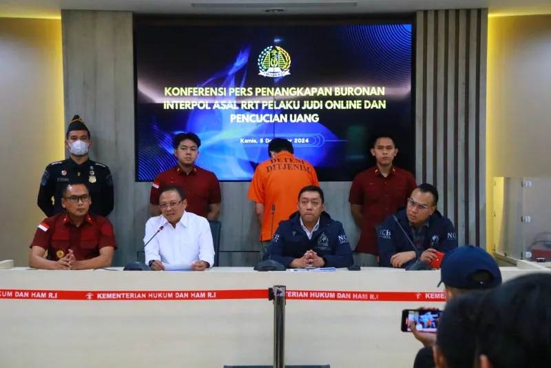 Konferensi Pers Penangkapan Buron Interpol