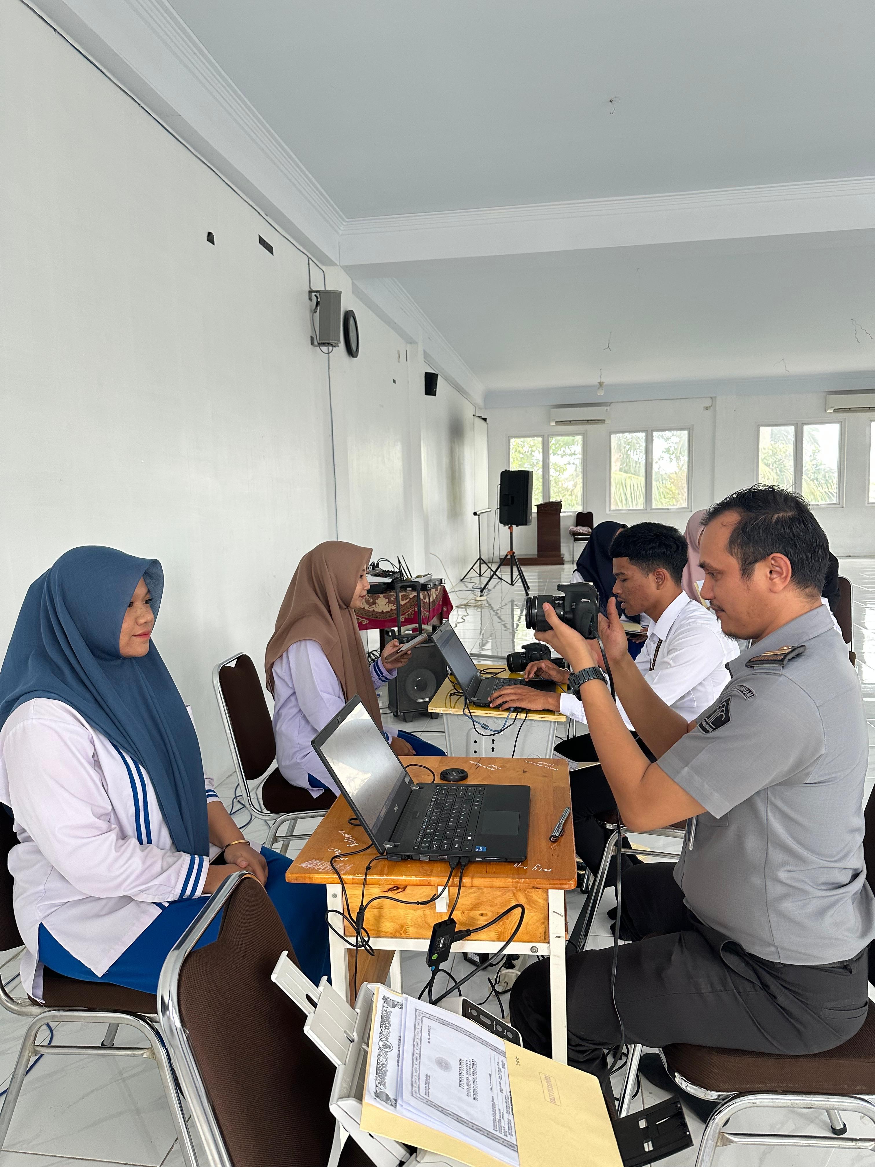 Imigrasi Banda Aceh Layani 66 Pemohon dalam Program Eazy Passport di SMK Farmasi Cut Mutia