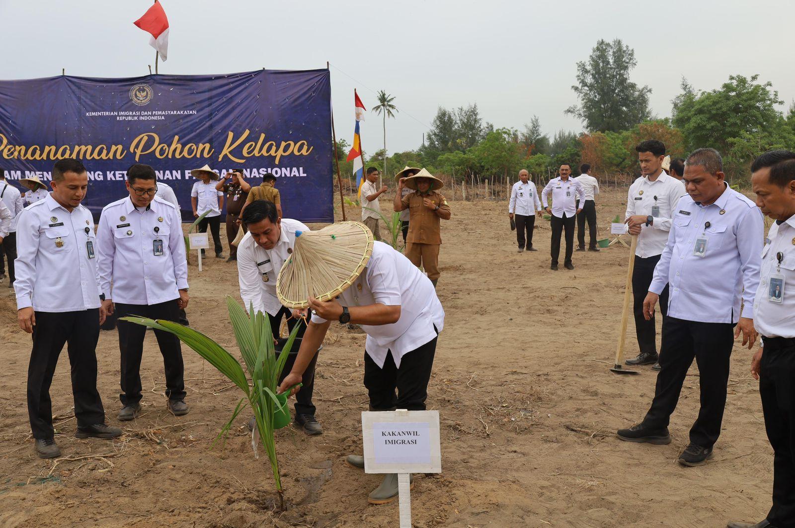 Imigrasi Banda Aceh Tanam 833 Bibit Kelapa Hibrida